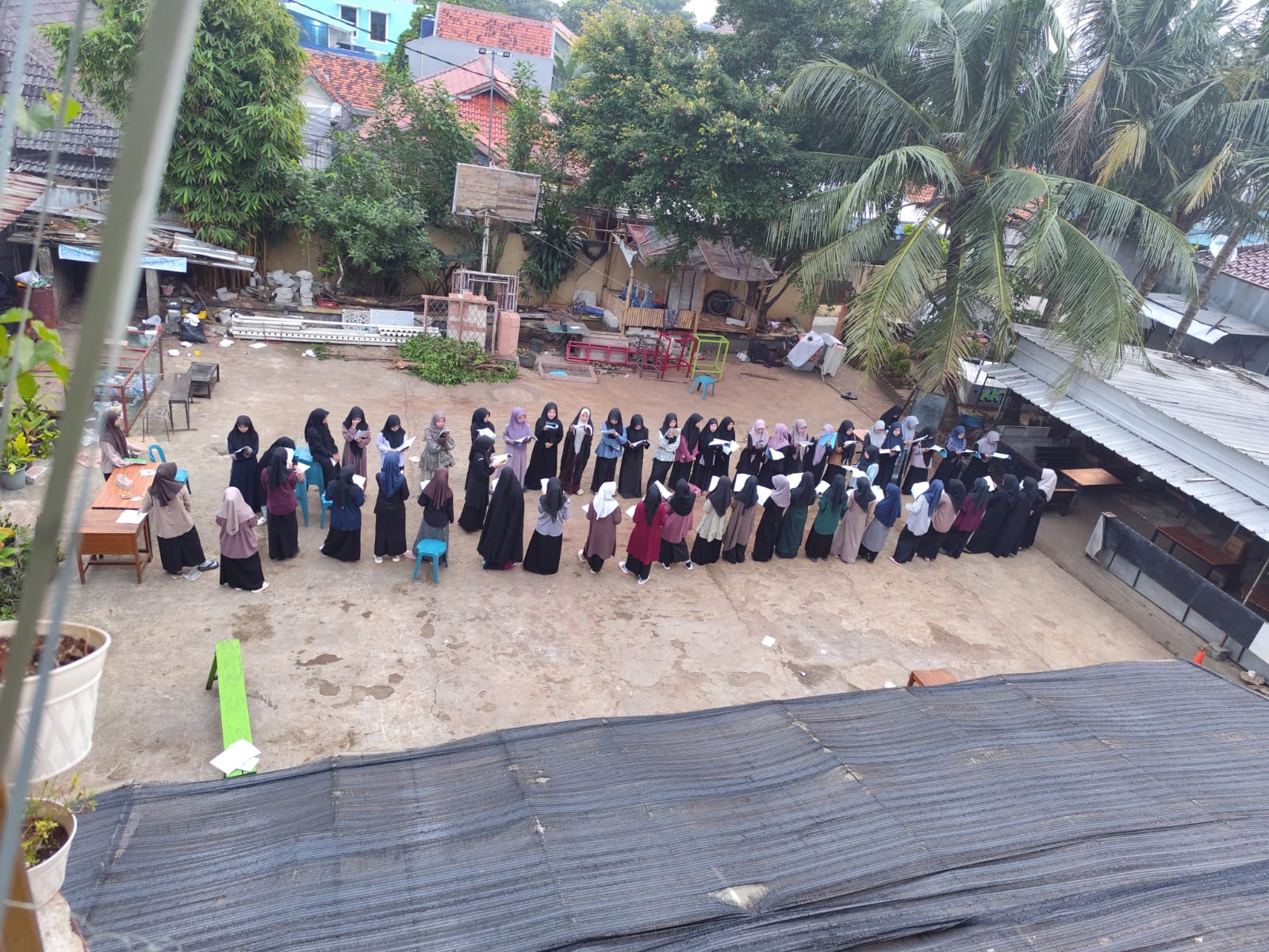 Aktivitas santri saat belajar bahasa Arab pesantren melalui program HIWAR